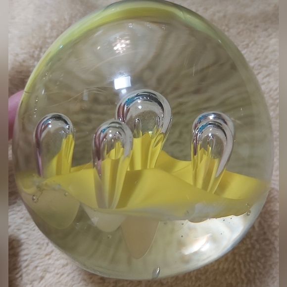Art glass yellow paperweight with teardrop bubbles - Picture 8 of 9